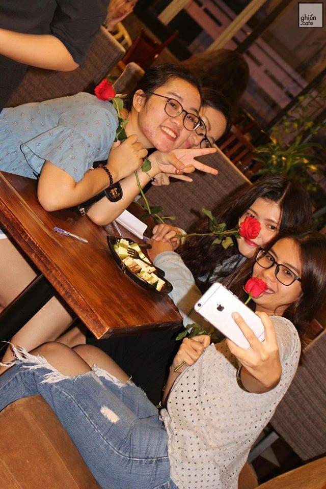 Monkey In Black Cafe - Lê Văn Sỹ