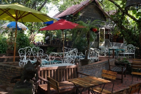 Rainy Cafe - Lê Duẩn