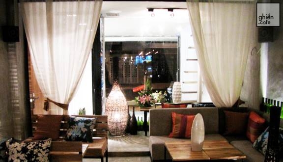 Stray Cafe - Hồng Bàng