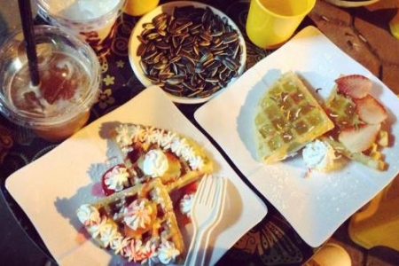 Min Coffee & Waffles