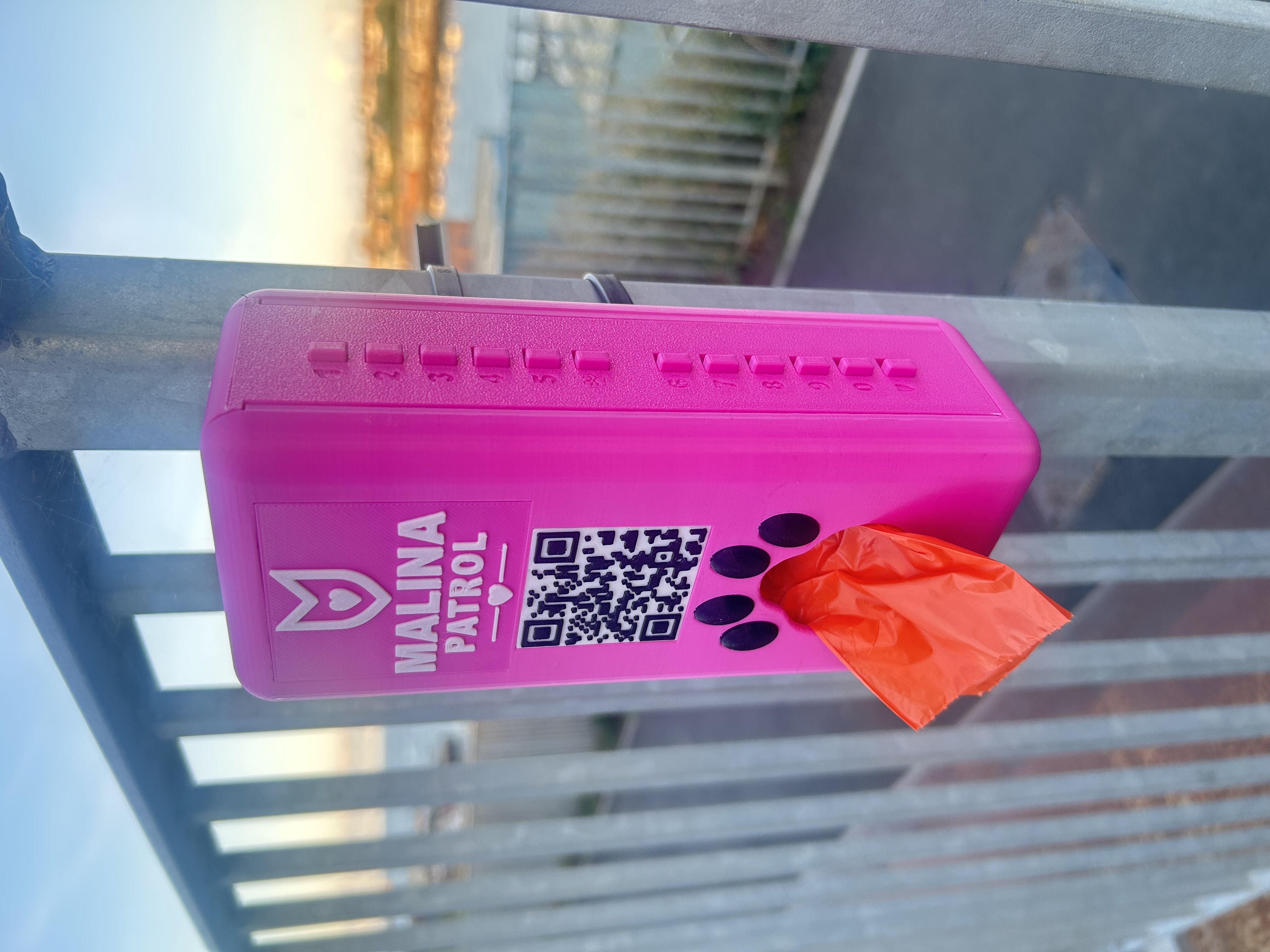 The current MalinaPatrol dispenser photographed from the front