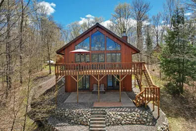Spectacle Lake house picture
