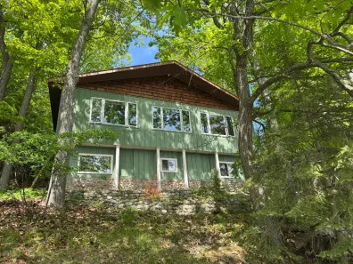 Undocumented Lake house picture