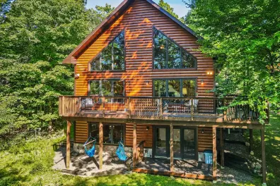 Spectacle Lake house picture