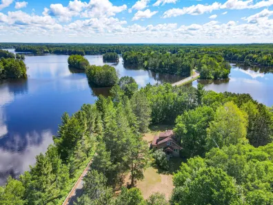 Undocumented Lake house picture