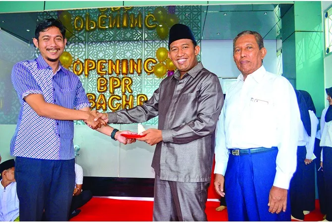 Wabup Sumenep Achmad Fauzi menerima potongan tumpeng