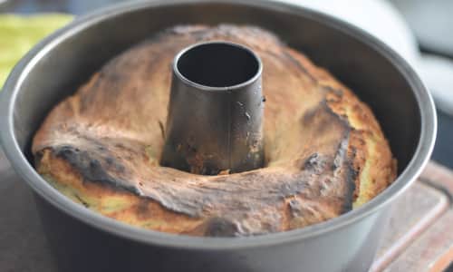 Pan casero en asadera con chimenea