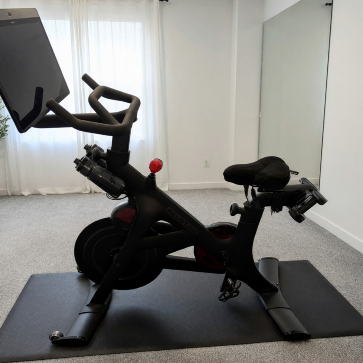 Like-New 2020 Peloton Bike Plus W/ Accessories – Poulsbo, WA