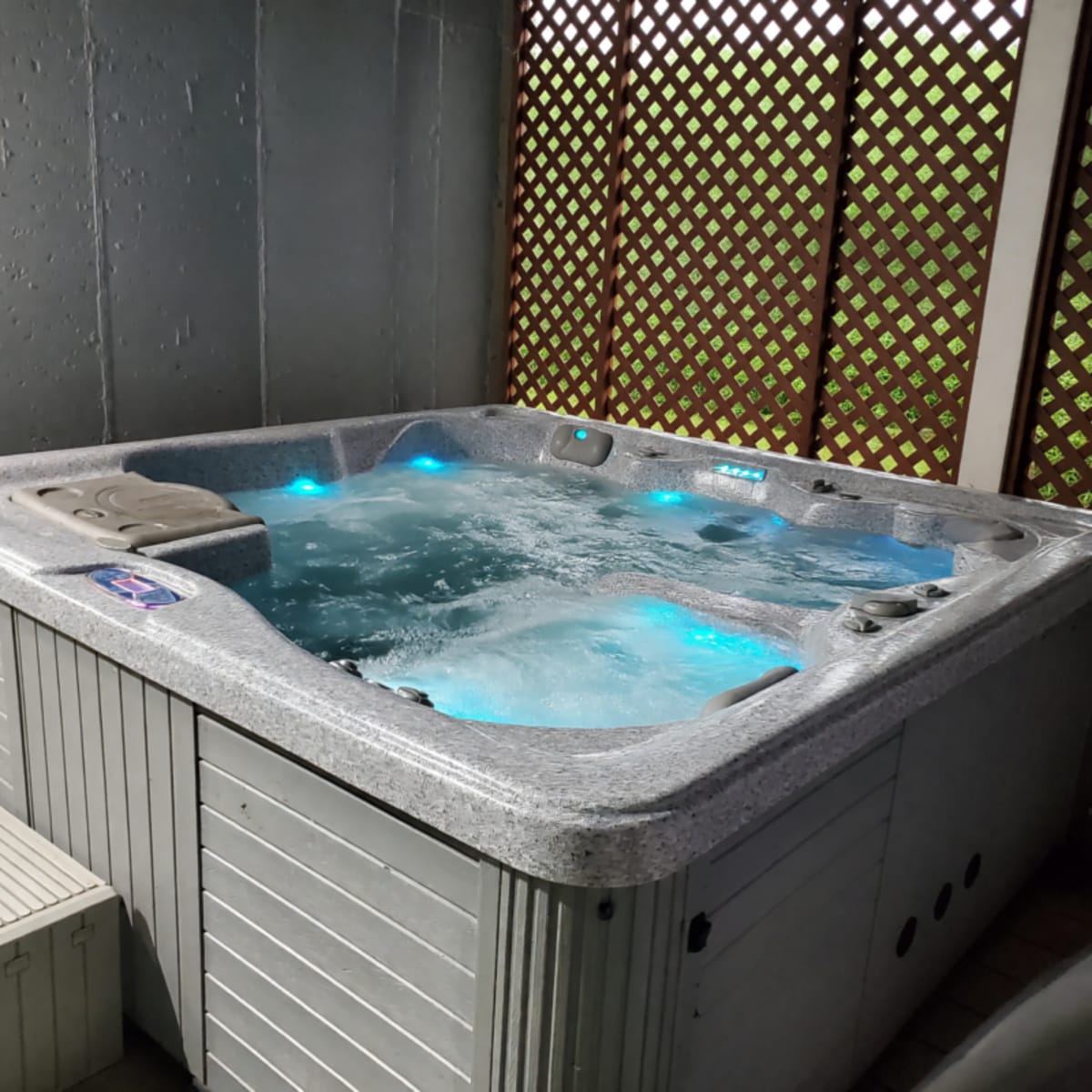 Near New Master Spas LSX 4-5 Person Hot Tub 62 – Stamford, CT