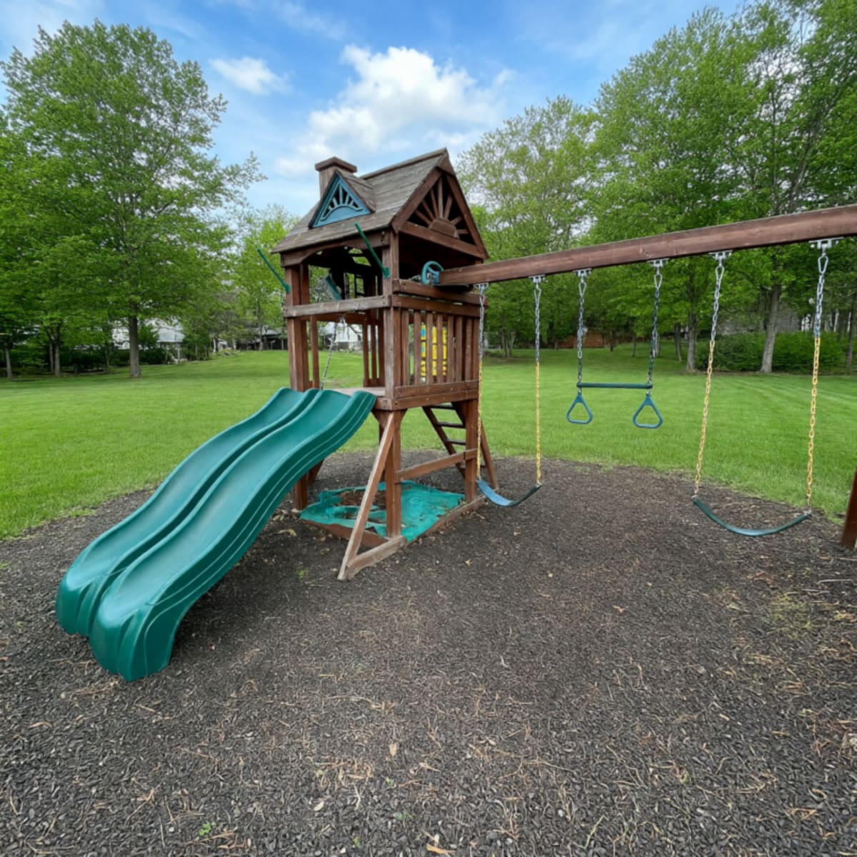 2010 Gorilla Playsets Swing Set Lightly Used Medium Size – Manlius, NY