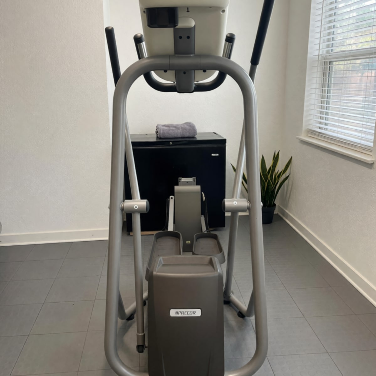 2010 Like New 3200 EFX 5.25 Elliptical with LCD Display and Heart Rate Monitor – Miami, FL
