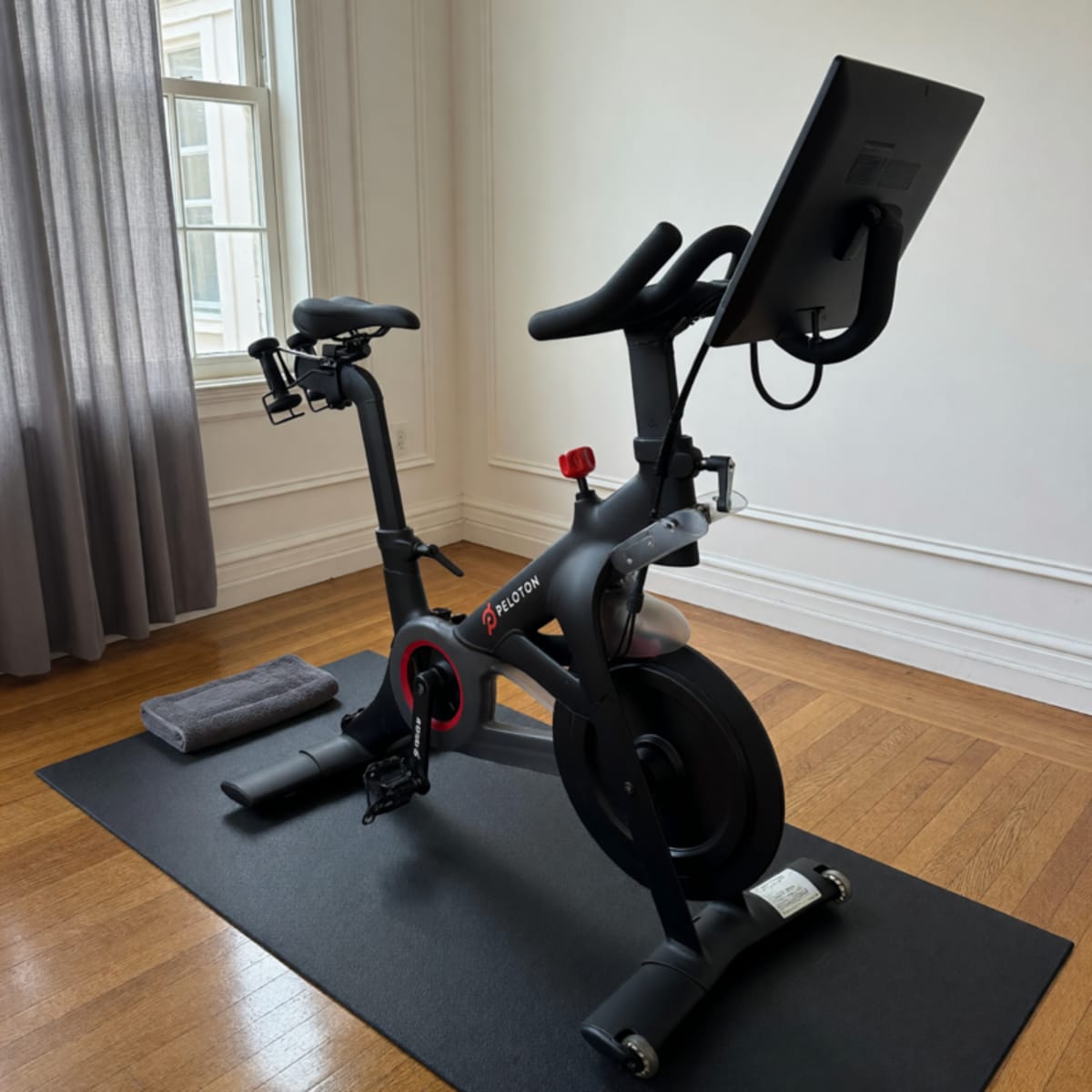 2020 New Peloton Bike Original with 20 Inch Screen and Accessories – San Francisco, CA