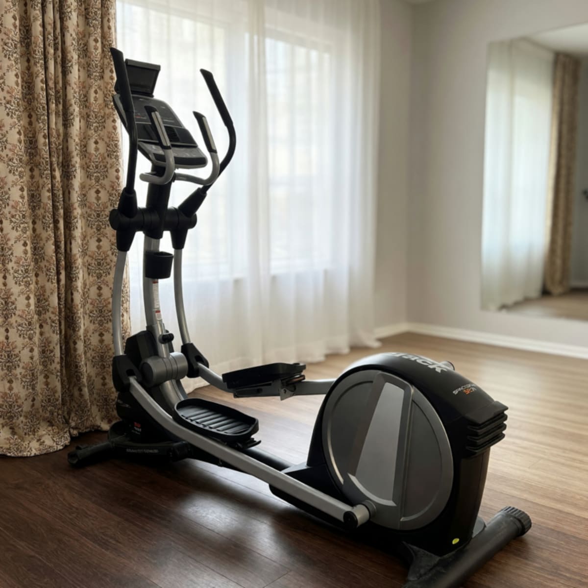2020 Like New NordicTrack Space Saver SEi7 Elliptical with Adjustable Features – Hobart, IN