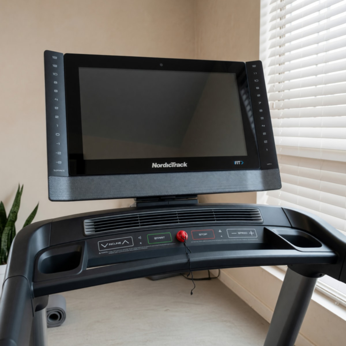 2023 Like New NordicTrack Commercial 1750 Treadmill 14 MPH 4.25 HP – Highland, IL
