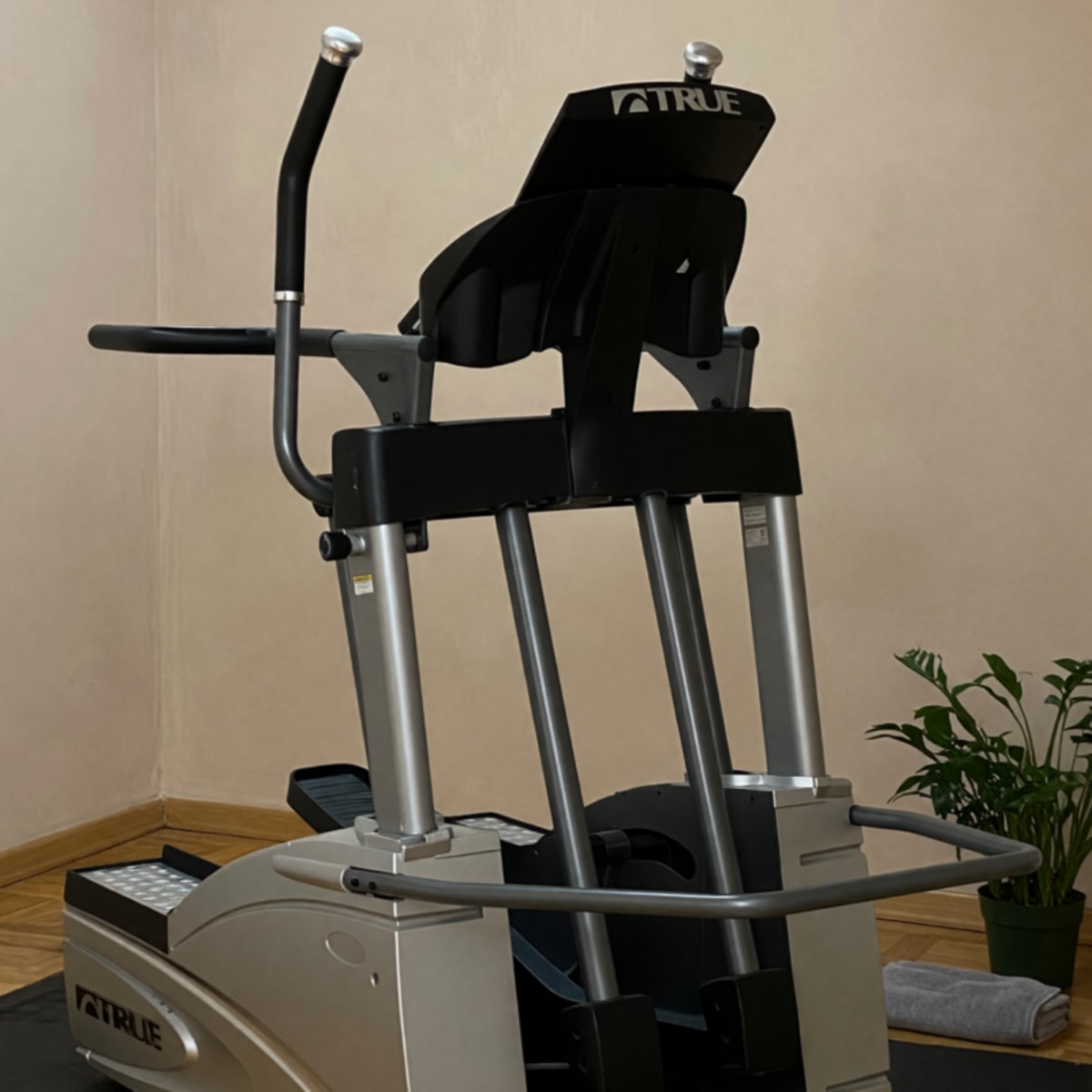 2011 True Fitness XTSXA-0 Elliptical Good Condition Adjustable Resistance – New York, NY
