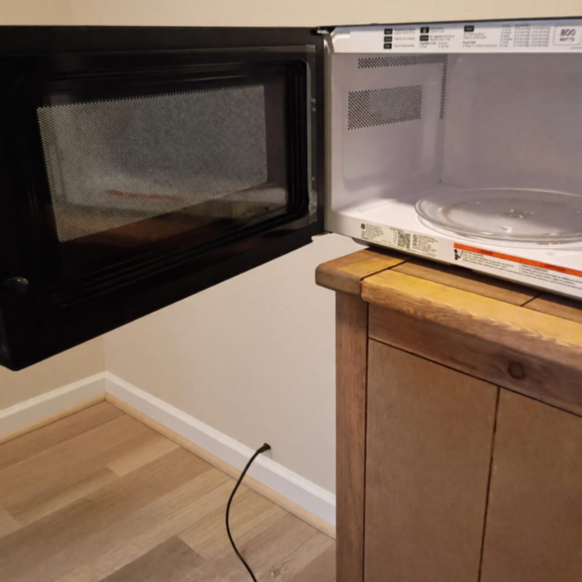 LG Microwave – Like New, Black with Turntable – Mapleton, UT
