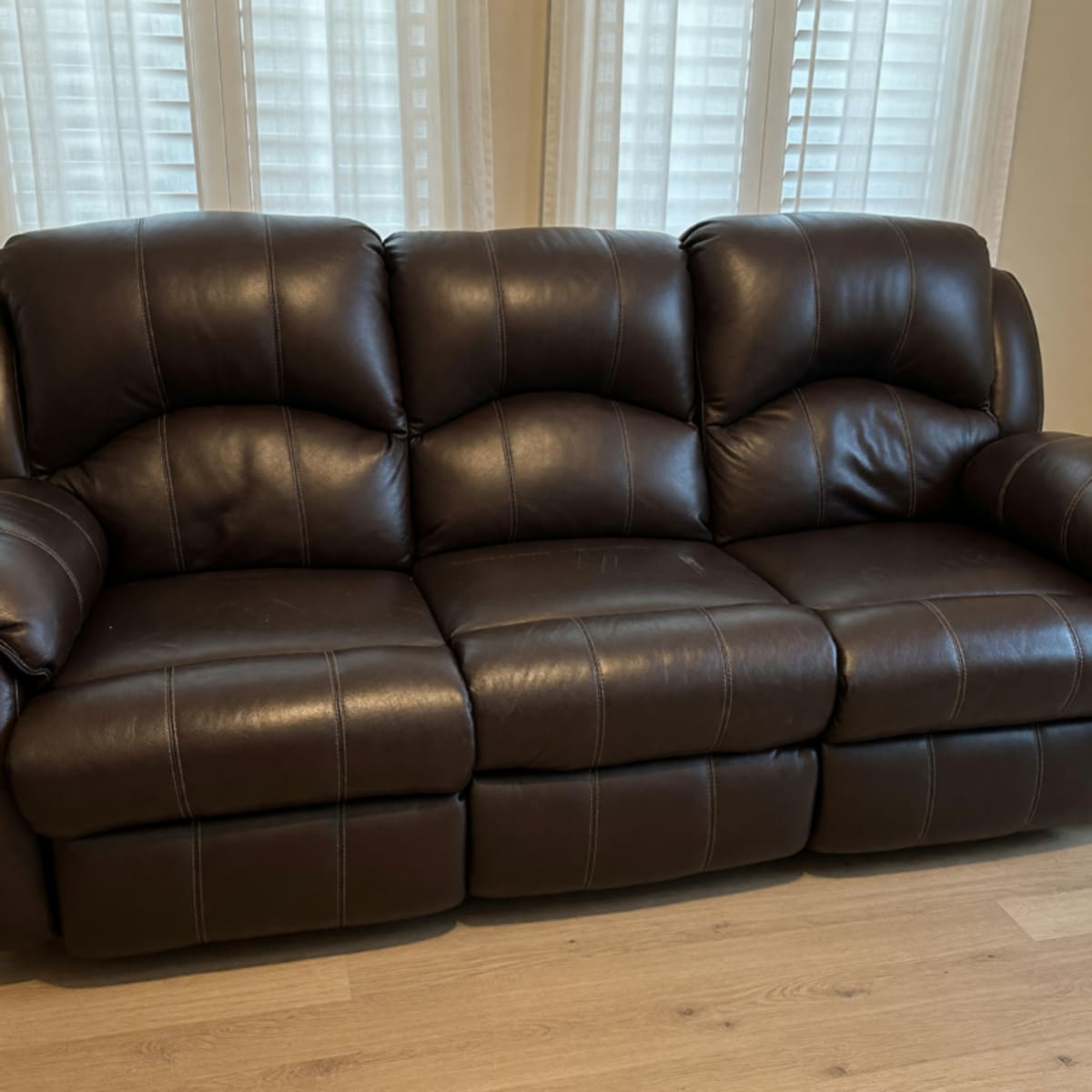 Southern Motion 89″ Power Reclining Sofa – Like New, Genuine Leather – Virginia Beach, VA