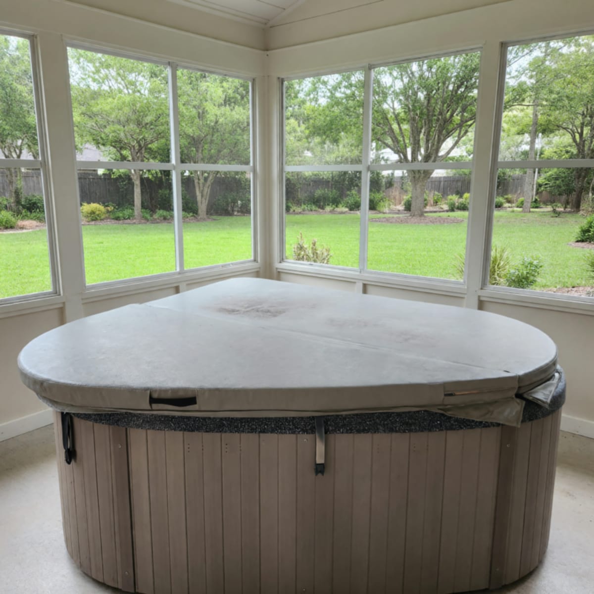 2015 Vita Series 100 Hot Tub – Like New, 4-5 Person, 12 Jets – Knoxville, TN