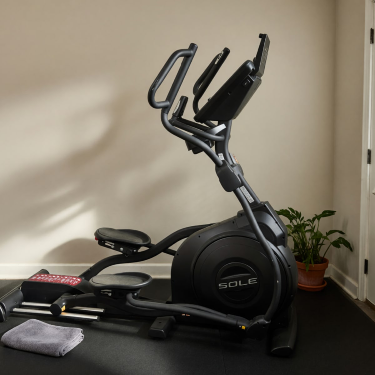 Sole E95 Elliptical – Like New Condition, Adjustable Resistance – Raleigh, NC