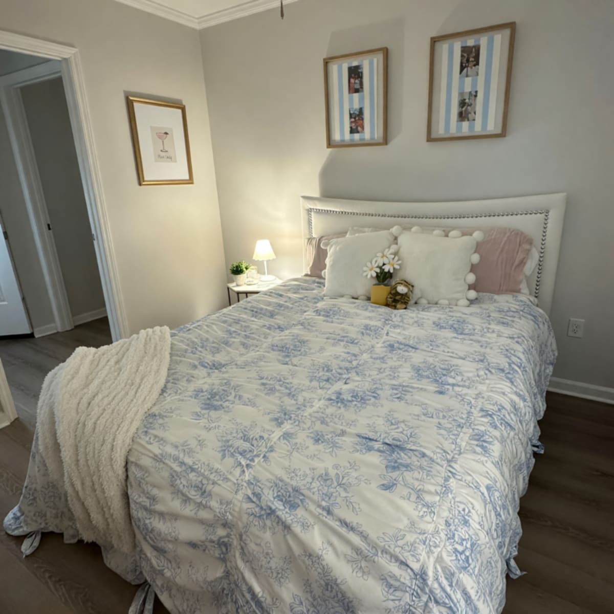 Rooms to Go Queen Bed Frame & Mattress – Like New, White Leather – Auburn, AL