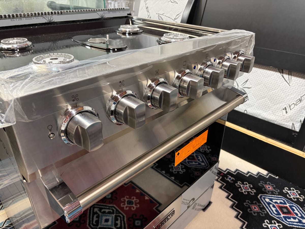 Viking Gas Range RVGR33025BSS02 & Hood VWH530121SS – New Condition – Richmond, VA