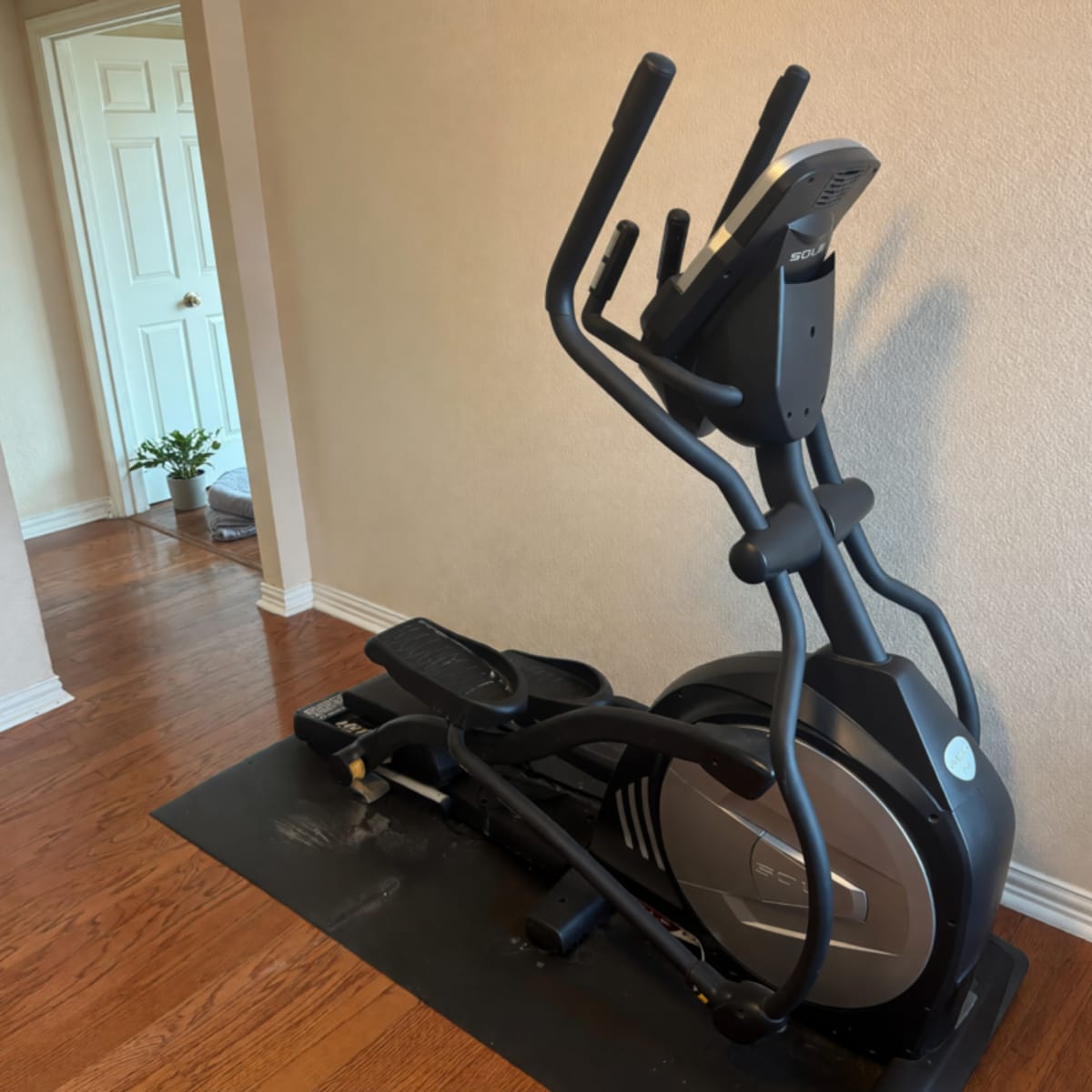 2011 Sole E 35 Elliptical – Good Condition, Touchscreen Display – Frisco, TX