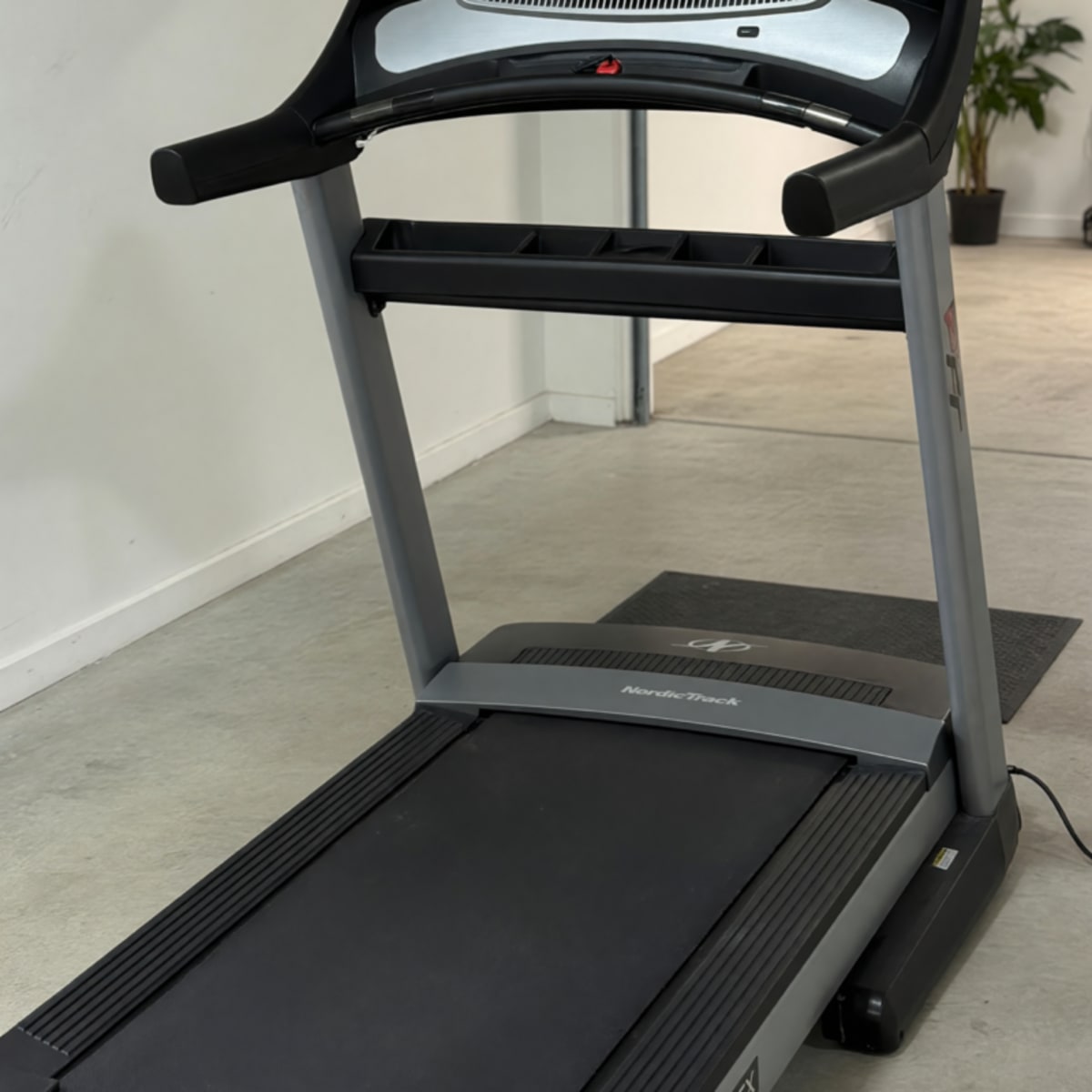 2021 NordicTrack Commercial 1750 Treadmill – Like New, Foldable – Gunter, TX