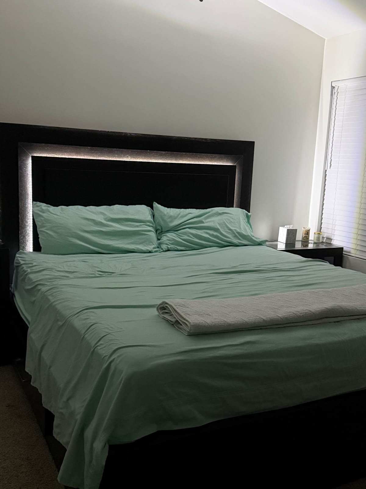 Modern 5-Piece King Bedroom Set with LED Lighting– Orland Park, IL