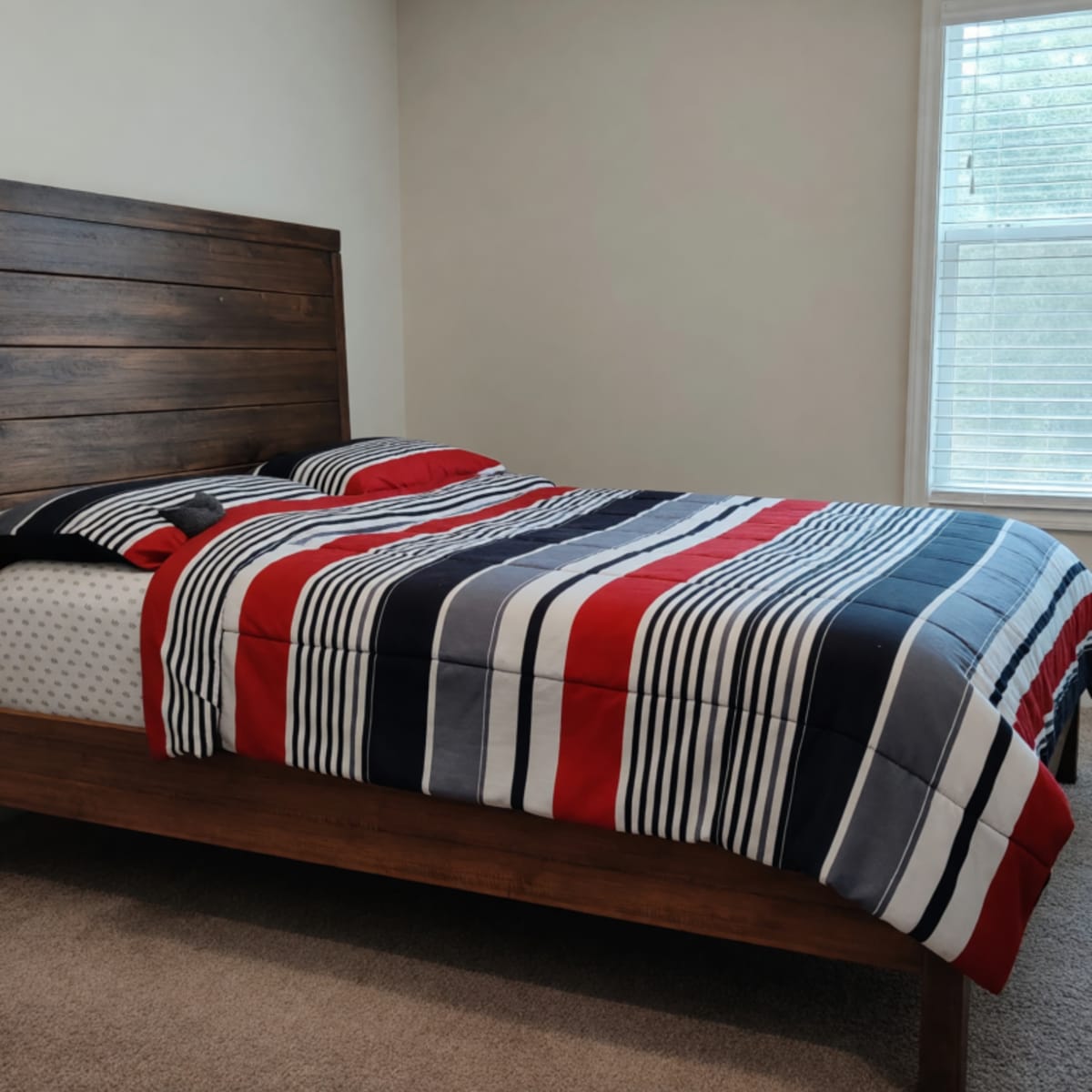 Rooms to Go Queen Bed with Mattress – Like New, Brown – Acworth, GA