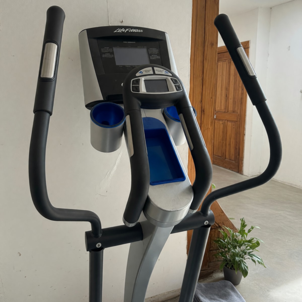 2009 Life Fitness FS4 Elliptical – Good Condition, 8 Resistance Levels – Long Beach, CA