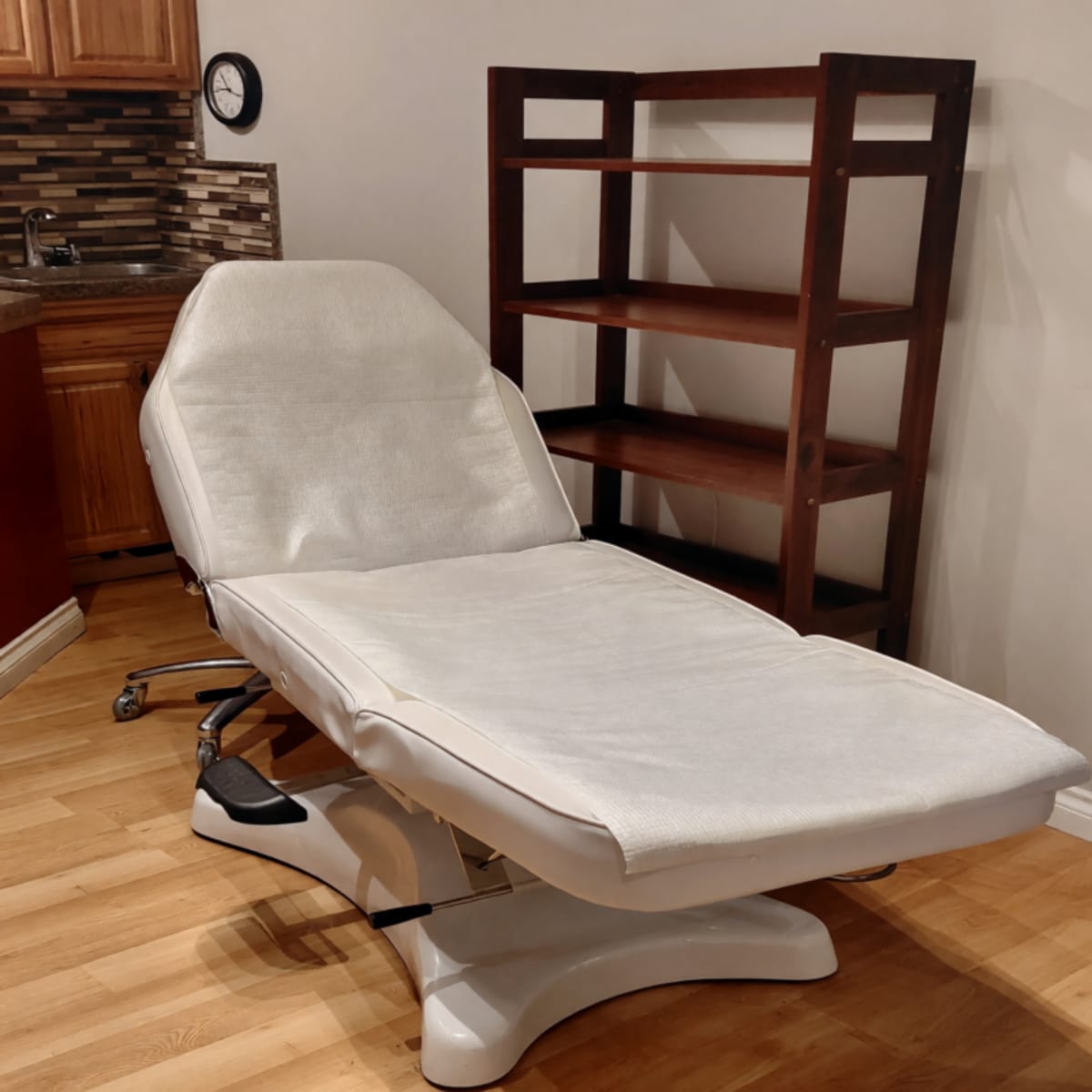 Hydraulic Esthetician Chair – Fair Condition, Adjustable & Reclining – Seattle, WA