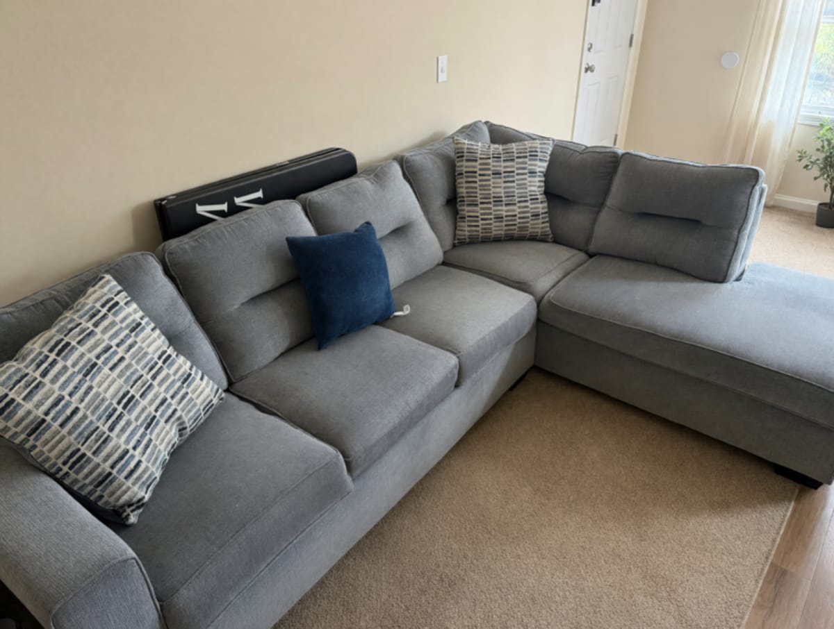 Bob’s Discount Furniture Grey Fabric Sectional Sofa – Like New – Groton, CT