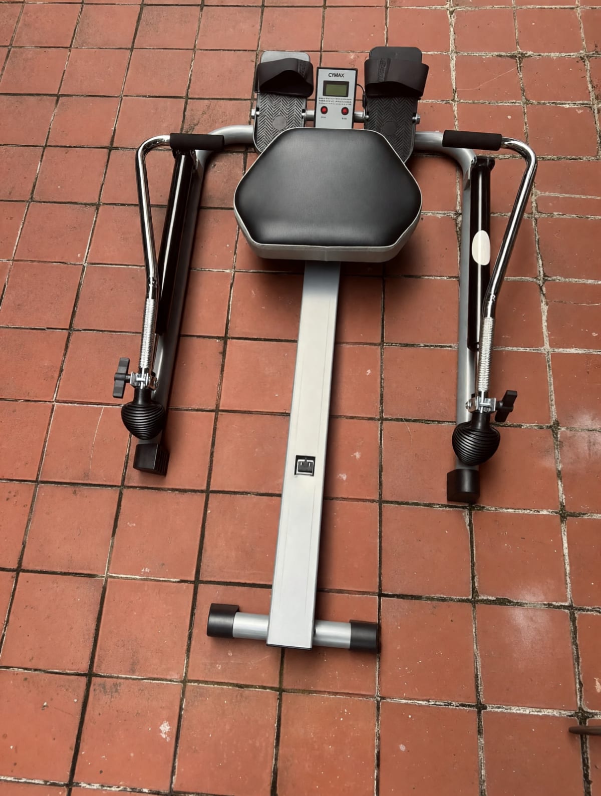 2015 GYMAX ROWING MACHINE WITH DISPLAY WITH MOVING SEAT. – Great Neck, NY