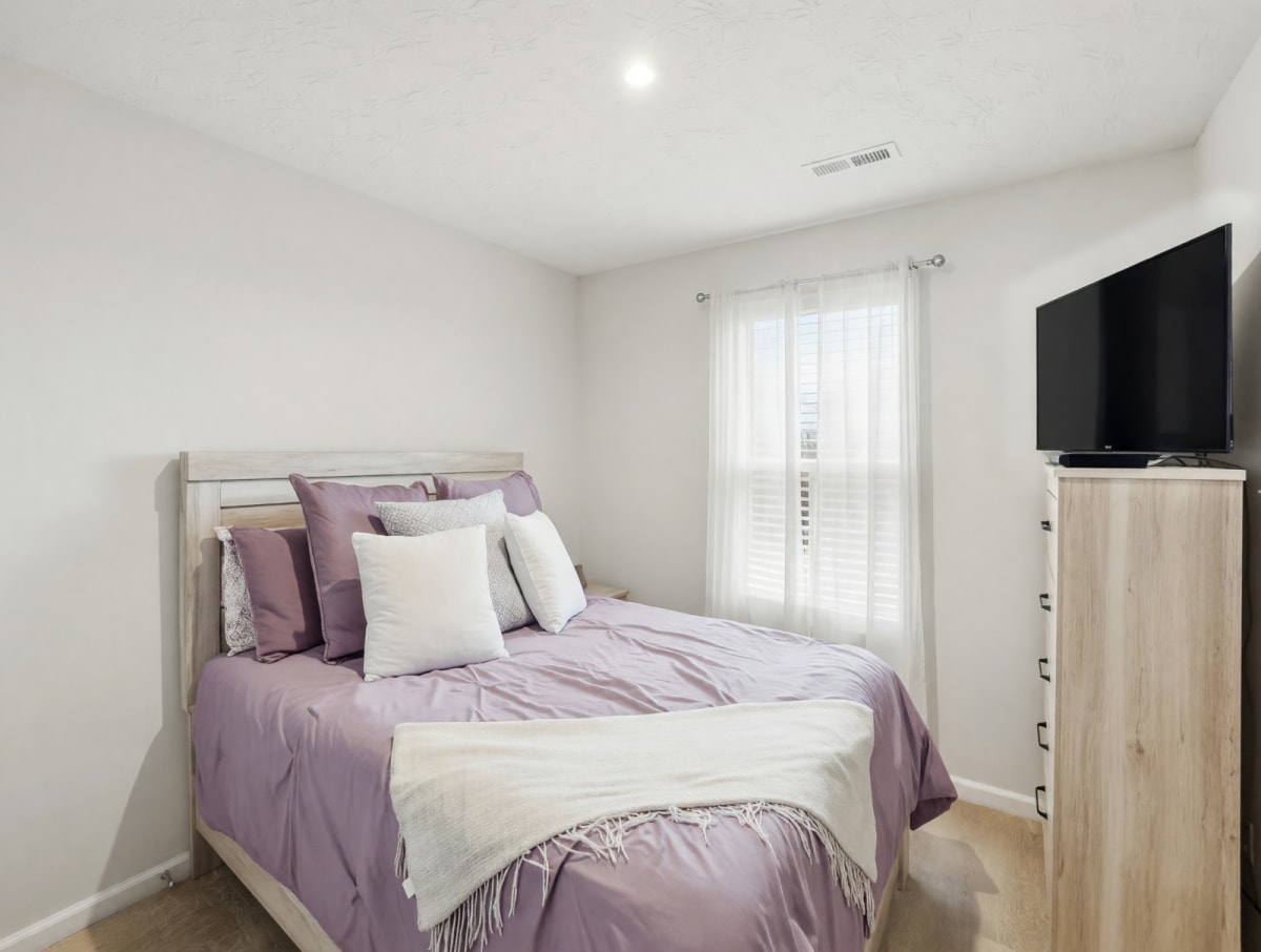 Like New Gray Queen Bedroom Set with Mattress and Boxspring – Tipp City, OH