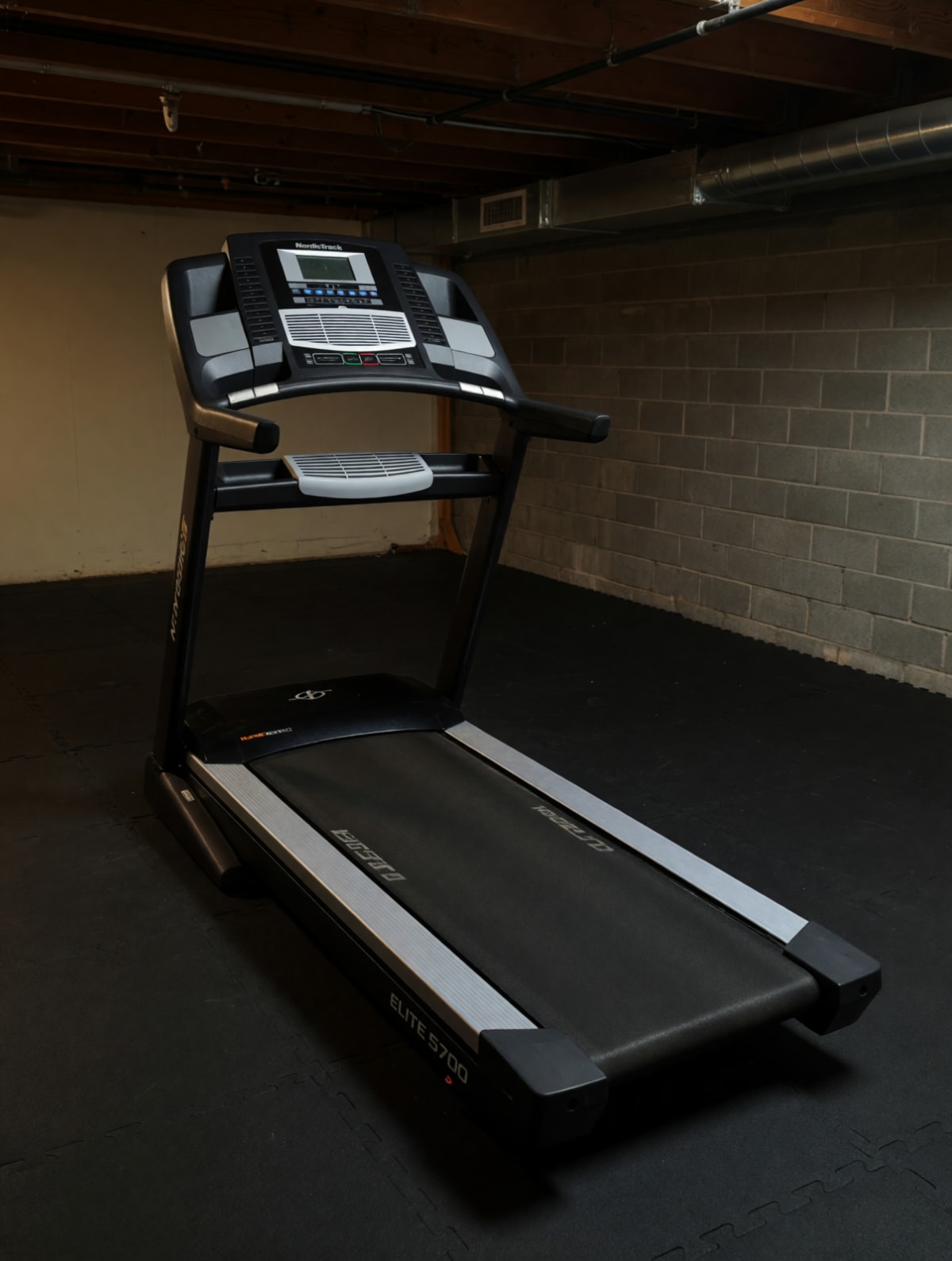 2016 NordicTrack Elite 5700 Treadmill – Like New, Electric with Display – Jacksonville, FL