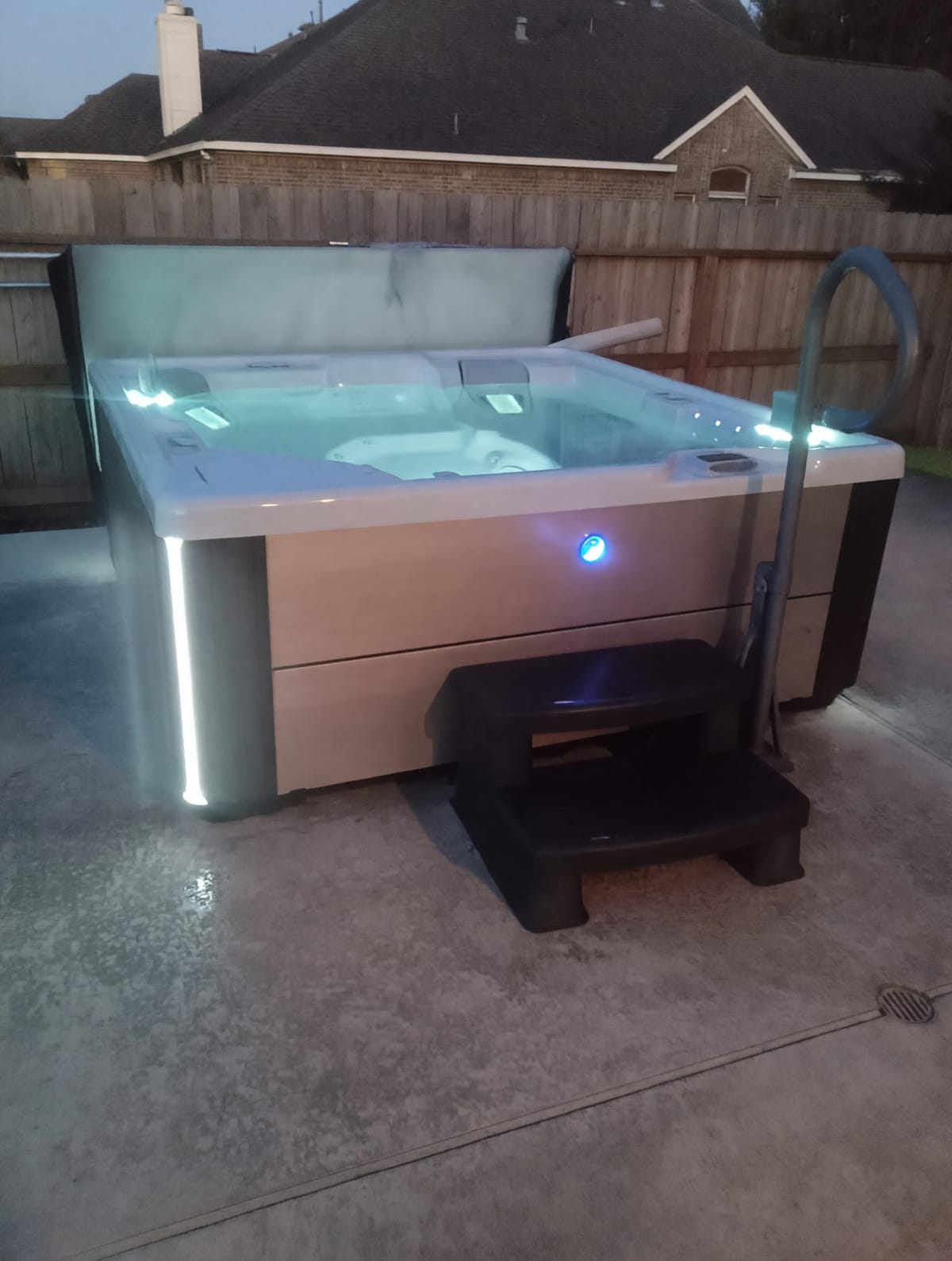 2024 Hot Springs 6-Person Spa – Like New, 220v with Bluetooth – Kingwood, TX