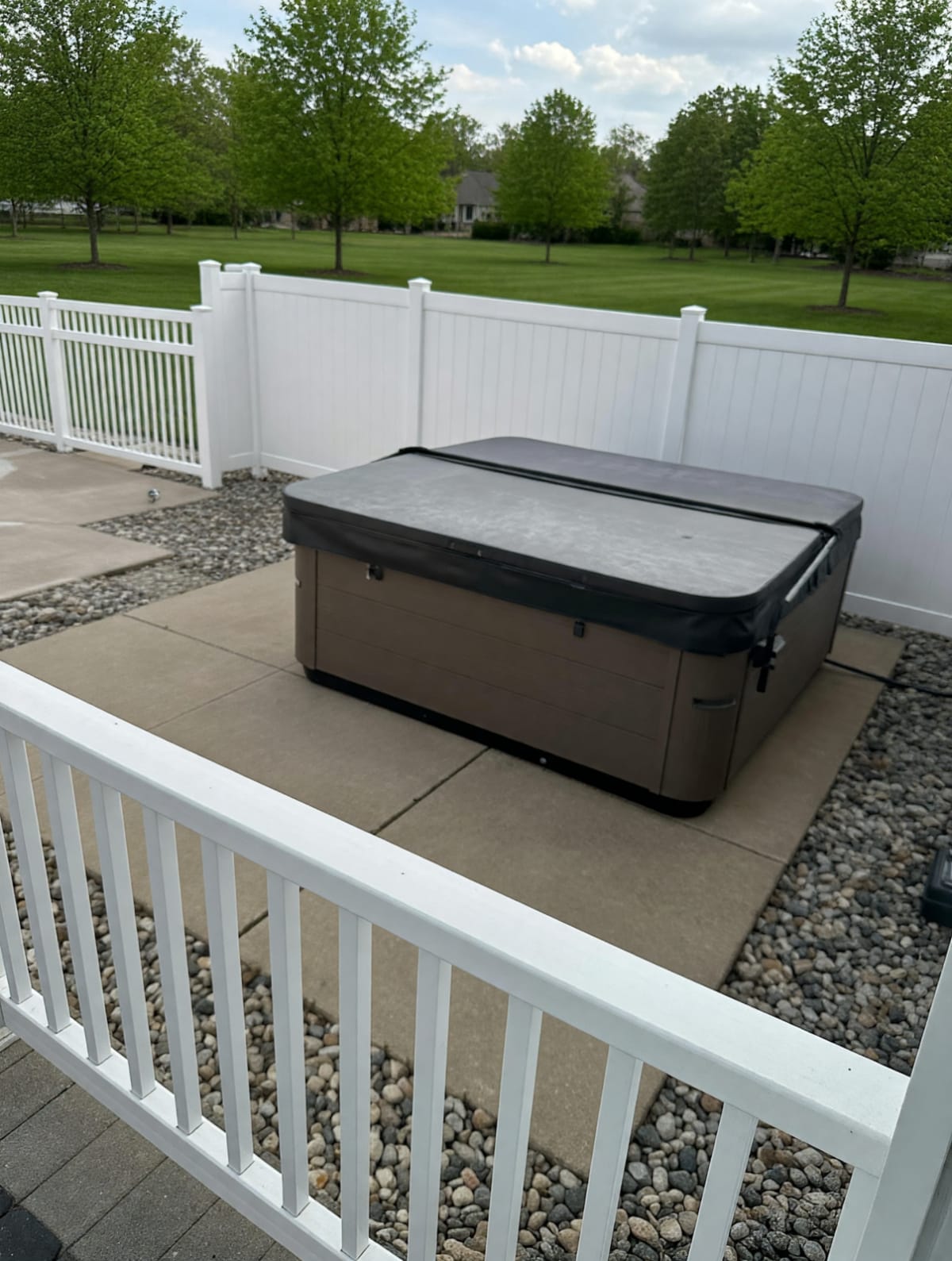 2025 Bullfrog X8 Hot Tub – New Condition, 6-Person Capacity – Davison, MI