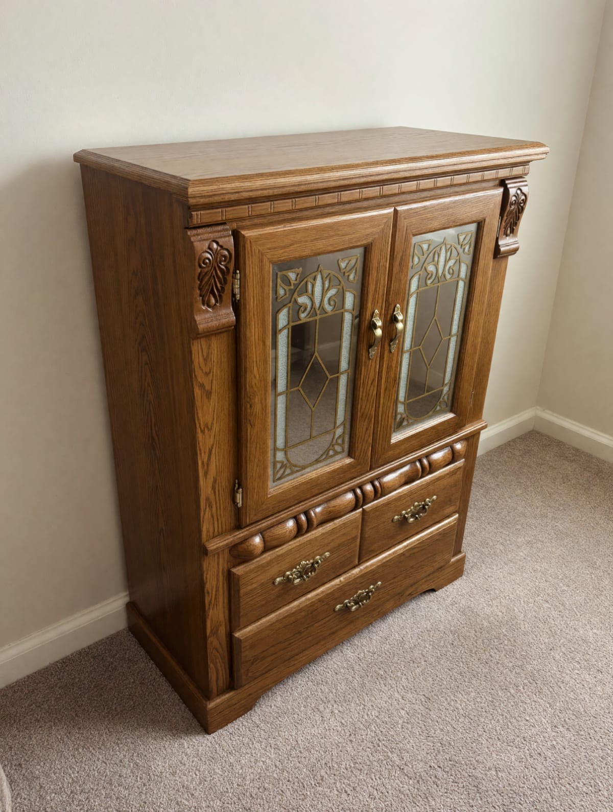 Like New Brown Oak Queen Bedroom Set – 5 Pieces with Mirror – St. Louis, MO