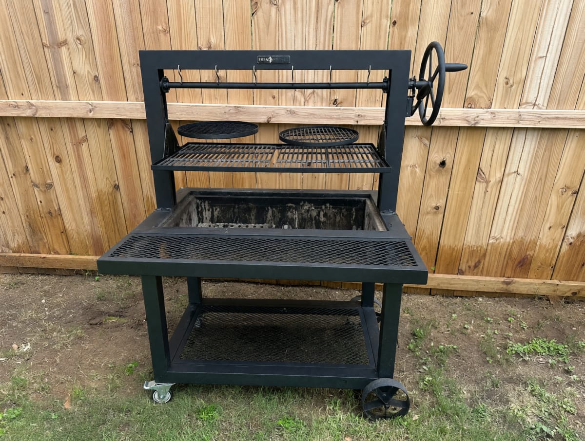 2026 Even Embers Santa Maria #ARG6055AS – Good Condition, Charcoal Grill – Dallas, TX