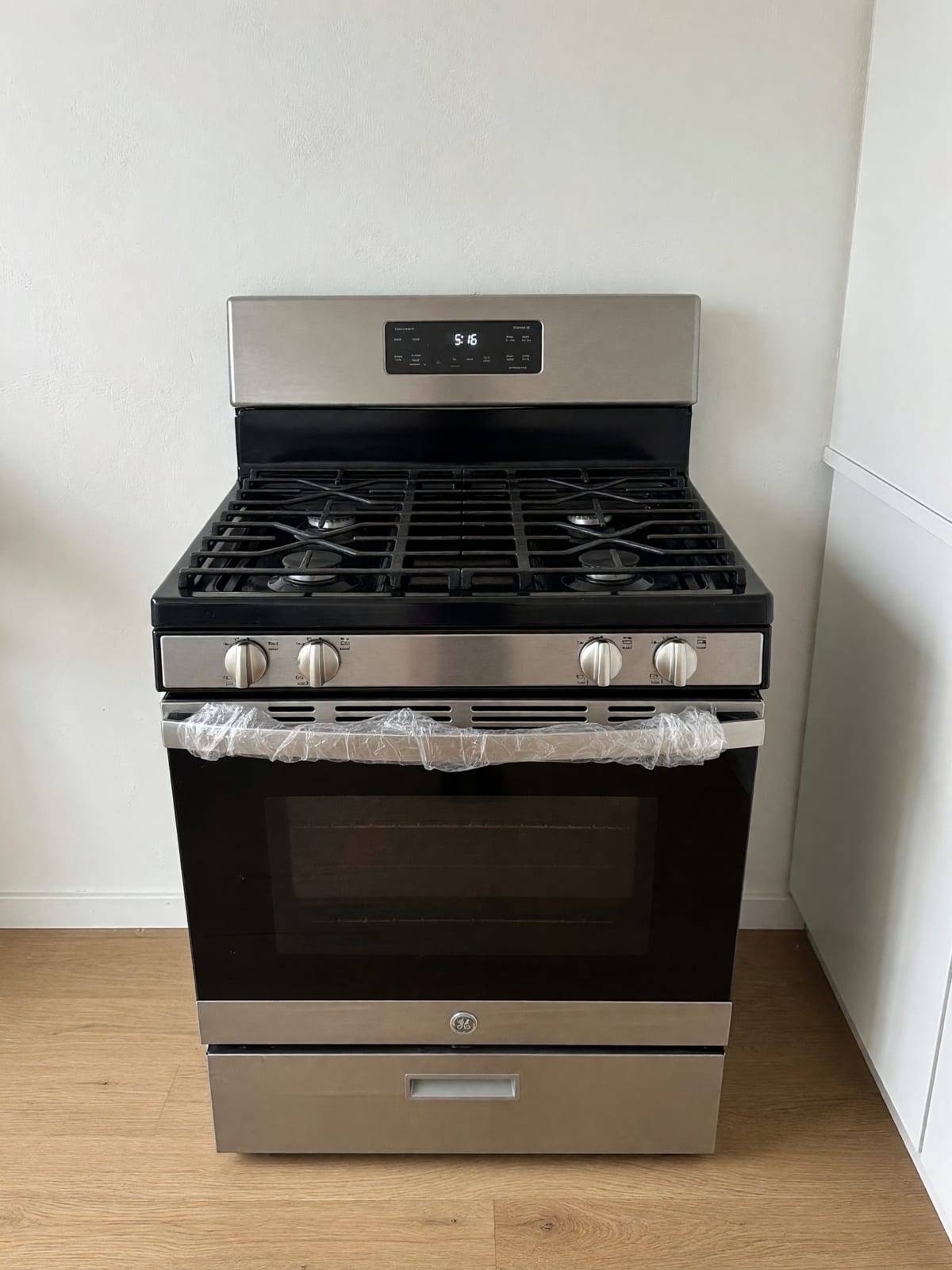 GE Gas Range in Like New Condition, Edison NJ