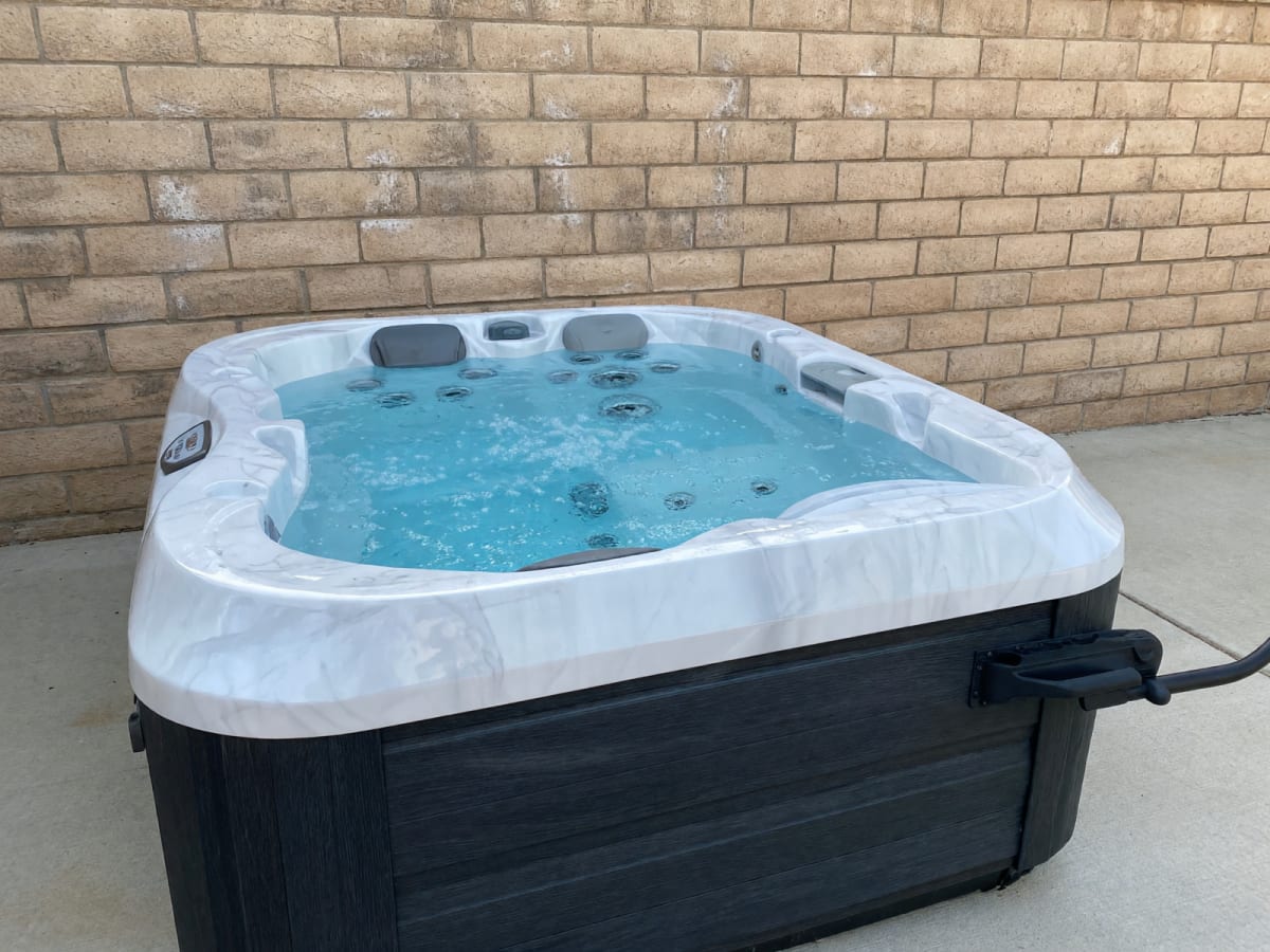 Jacuzzi J-315 3 Person Spa in Like New Condition
