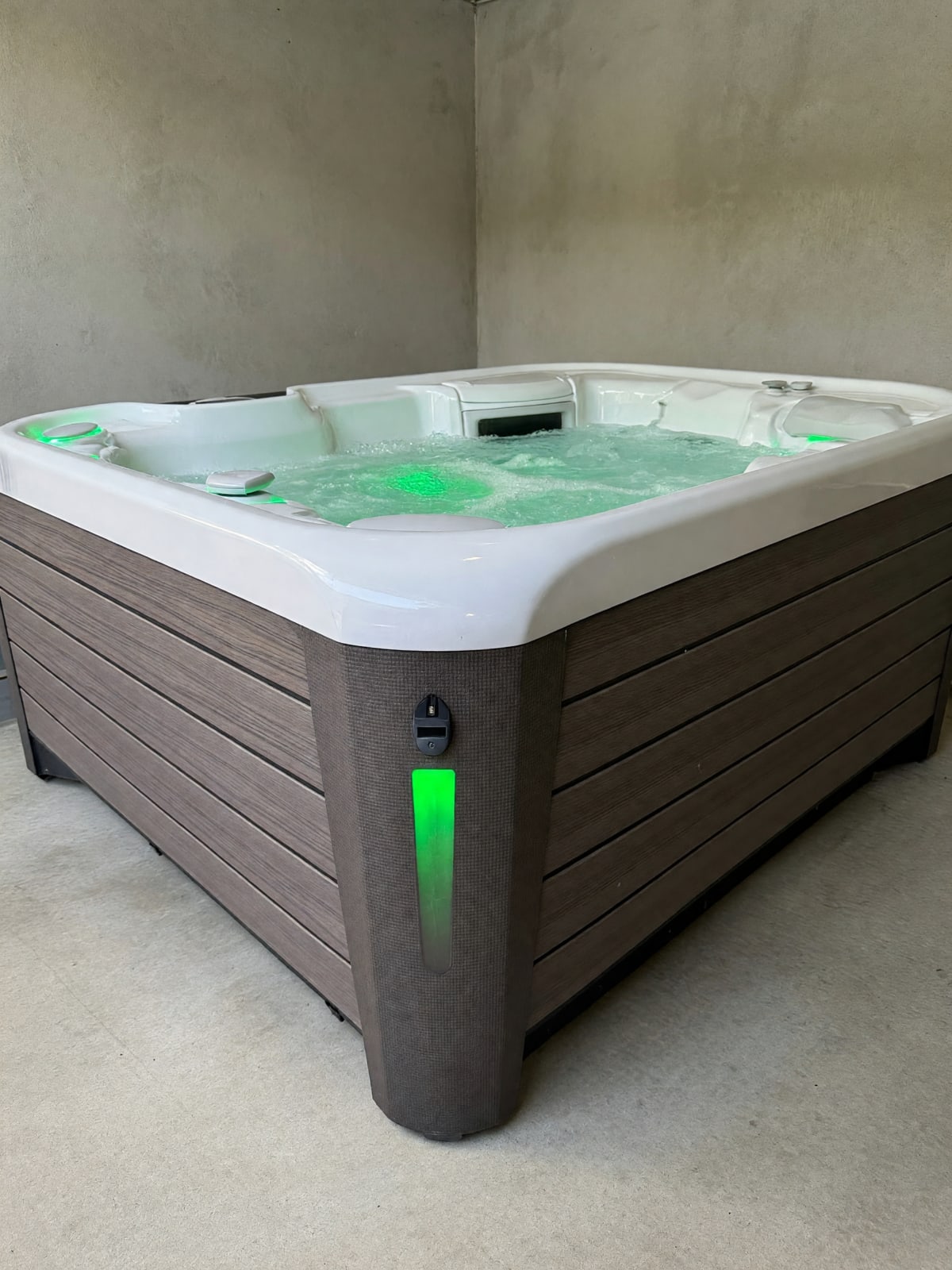 Hot Spring Jetsetter 2014 Massaging Hot Tub in Like New Condition
