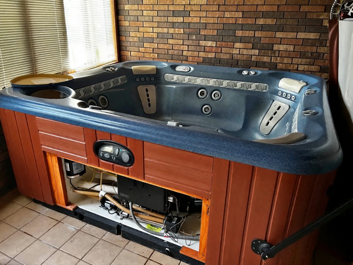 Hot Springs 8 Person Hot Tub with Cover in Good Condition