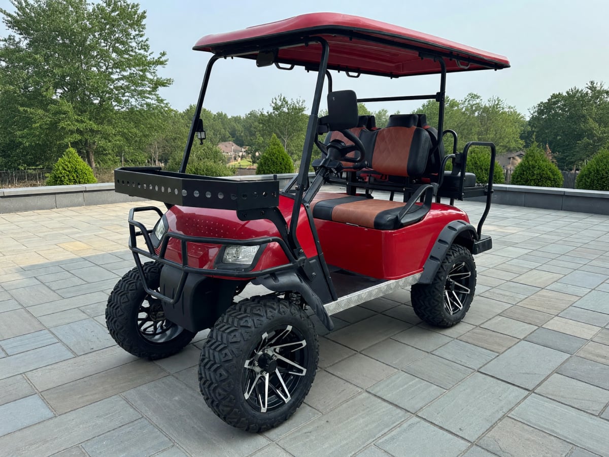 Dynamic 2023 Lifted Golf Cart in Like New Condition