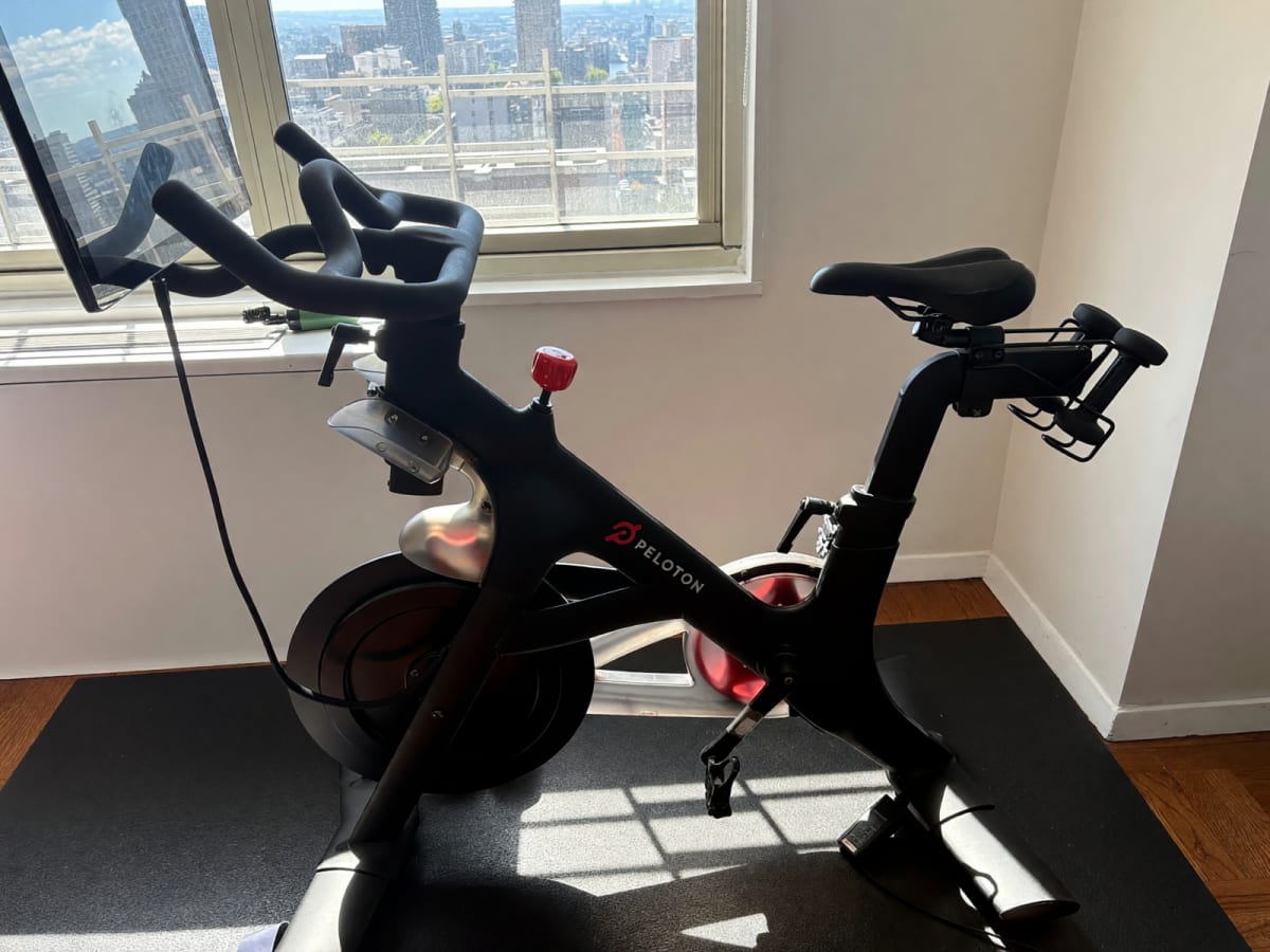 2021 Peloton Bike – Good Condition, Includes Shoes Weights & Mat – New York, NY