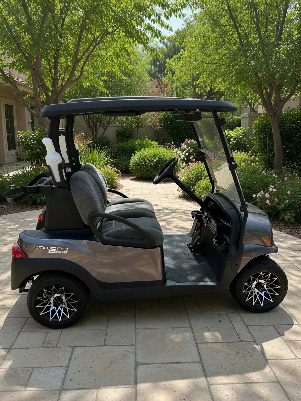 2023 Club Car Onward Electric Golf Cart in Like New Condition
