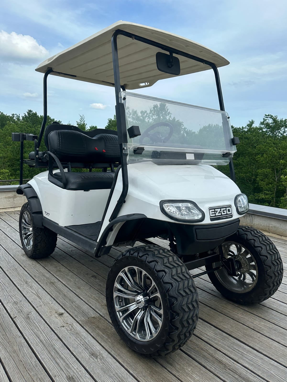 E-Z-GO Golf Cart with Lithium Battery in Good Condition