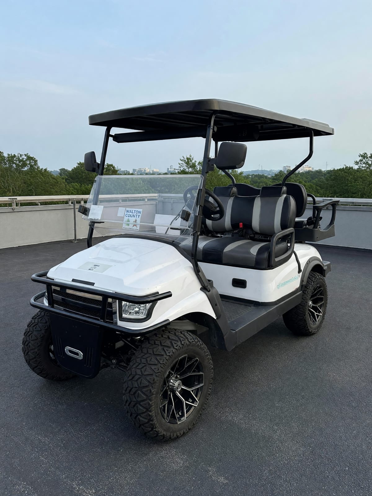 2022 6-seater Street Legal Lifted Lithium Golf Cart in Good Condition