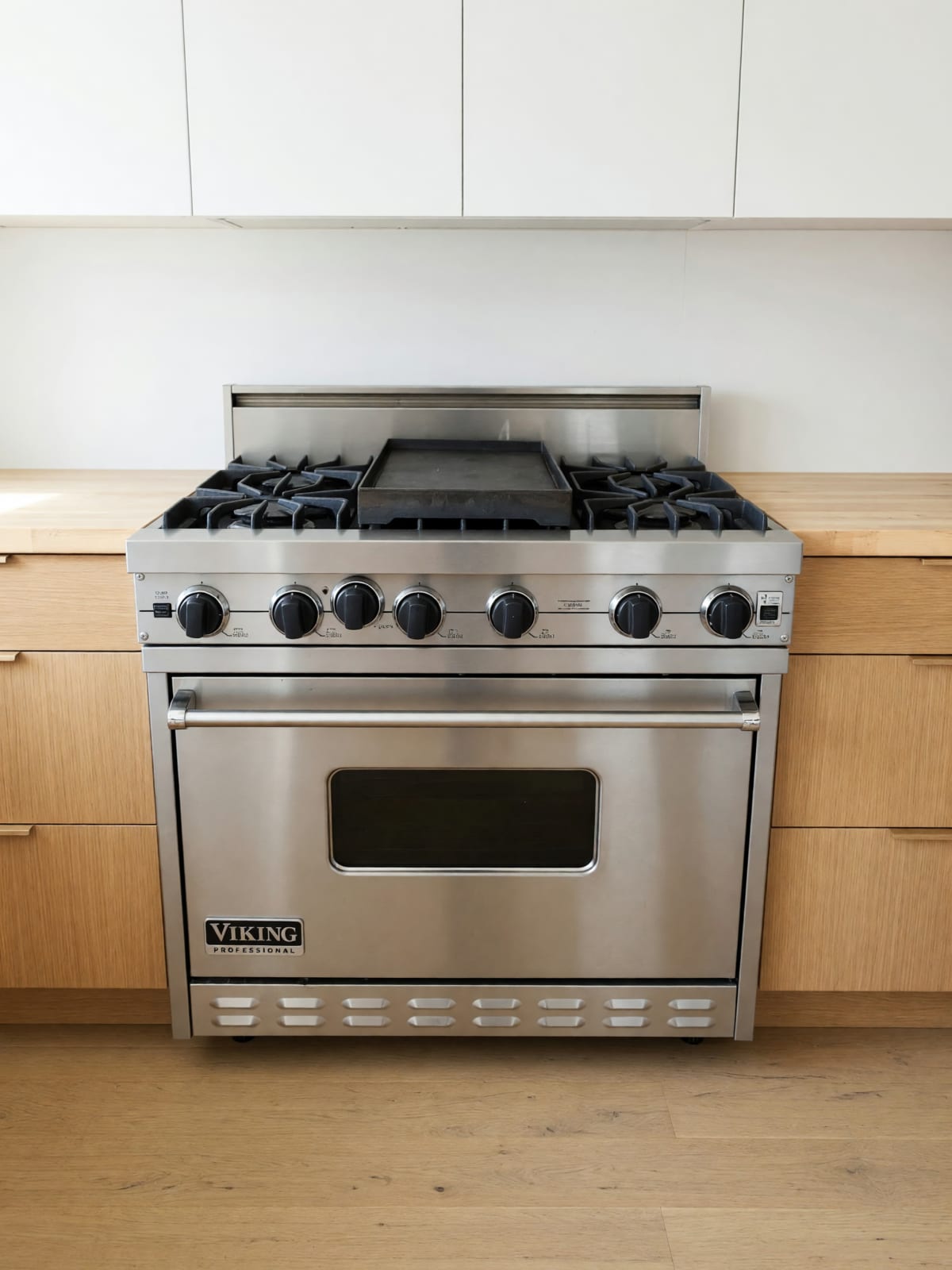 Viking Professional 36 Inch Stainless Steel 6 Burner Gas Range in Good Condition