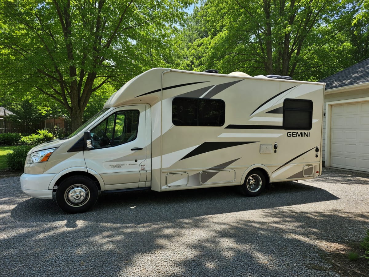 Thor Motor Coach Gemini 23 TR Class C in Like New Condition